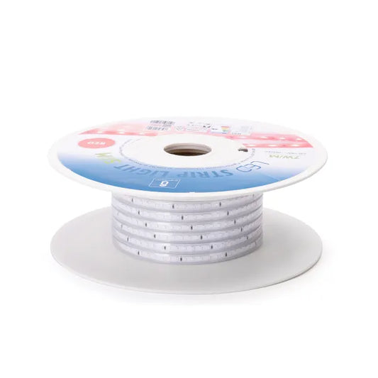 Rode LED-strips op een witte rol, 50 meter lang met 7W per meter, geschikt voor binnen- en buitengebruik. IP65 waterdicht, ideaal voor verlichting in woningen en commerciële ruimtes.