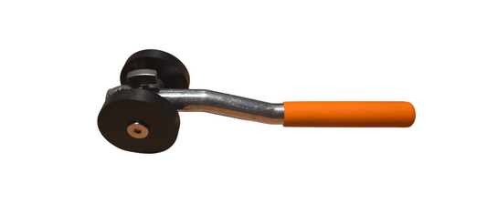Zwarte handbediening met oranje grip en metalen onderdelen, geschikt voor het verwijderen van plafondisolatie of installatie van plafondafdekkingen.