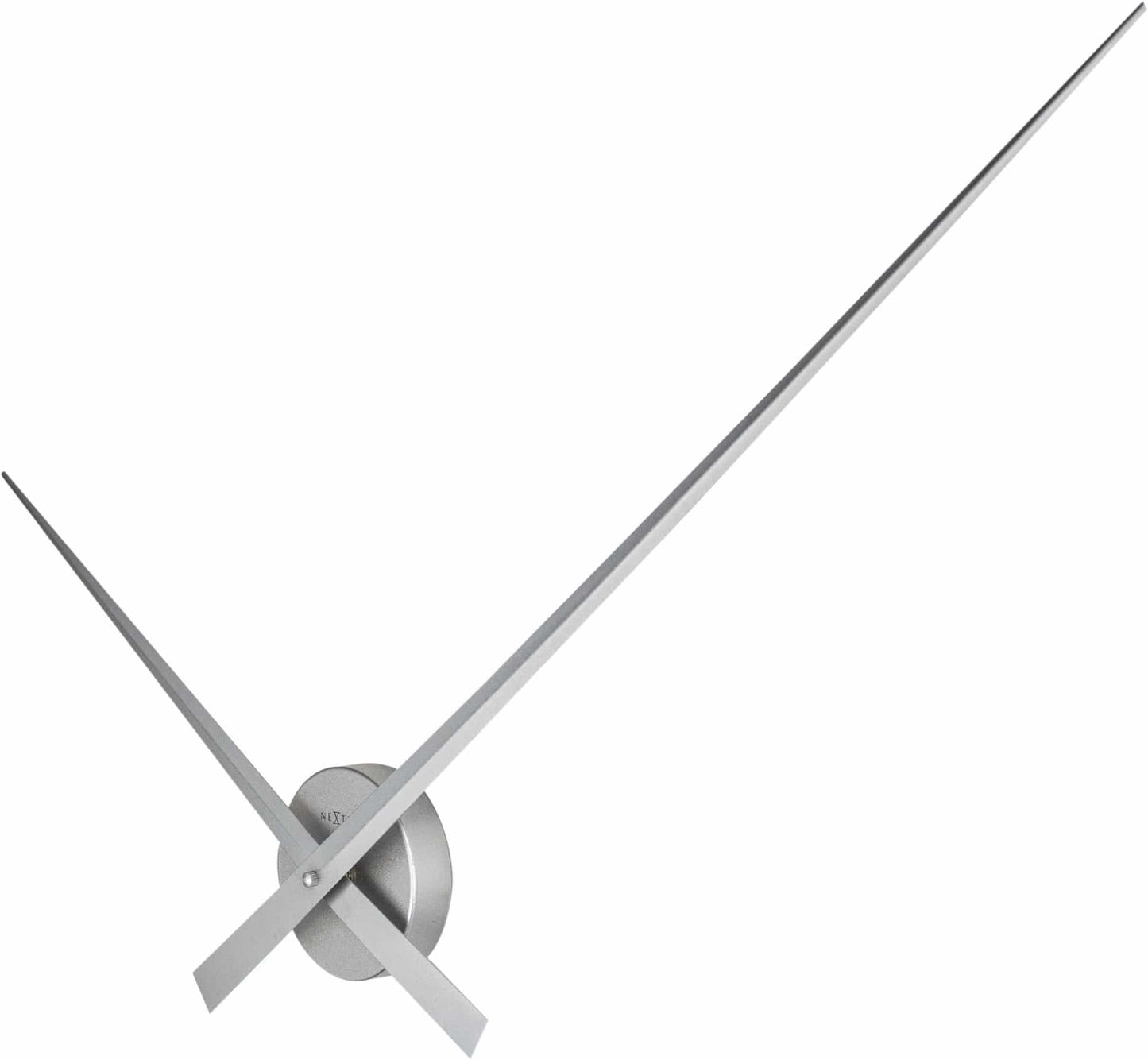 Een minimalistisch zwart wandklok met dunne, moderne wijzers en een ronde centrale plaat. Geschikt voor moderne interieurs en als decoratief element in woon- of kantoorruimtes.