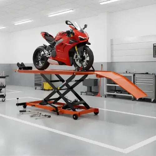 Oranje verplaatsbare verpleegbed met schuifmechanisme, voorzien van zwarte handgrepen en wielen, geschikt voor ziekenhuis- of ambulancegebruik.