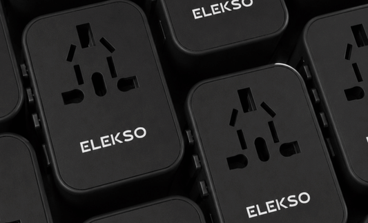 ELEKSO zwarte stroomadapter met Australische stekker, geïntegreerd in een Amerikaanse stopcontactdoos. Geschikt voor reizen en internationale elektrische apparatuur.