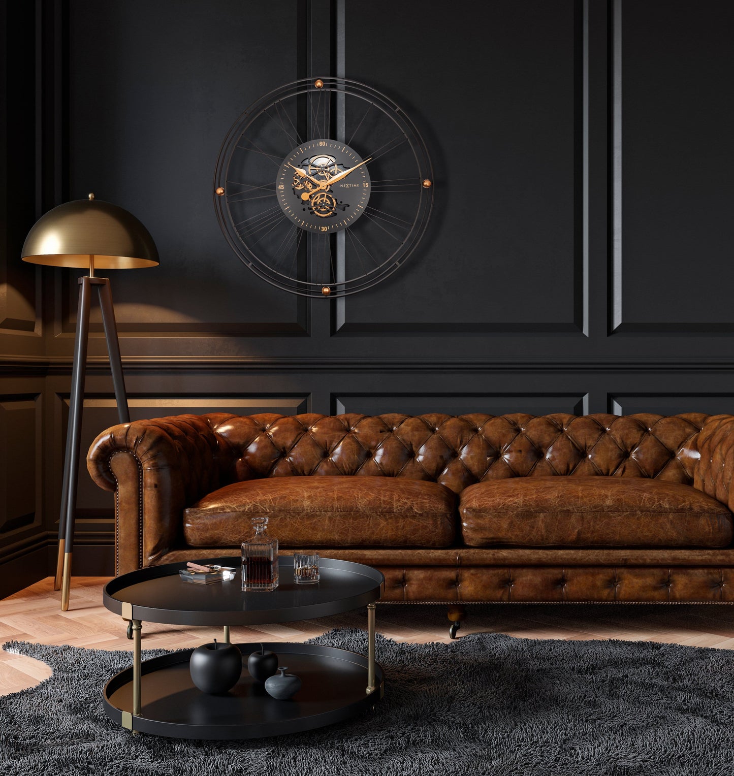 Een industriële wandklok met zwart metaalframe en zichtbare goudkleurige tandwielen. De wijzerplaat toont een mechanisch uurwerk, ideaal voor een moderne kantoor- of woonruimte.