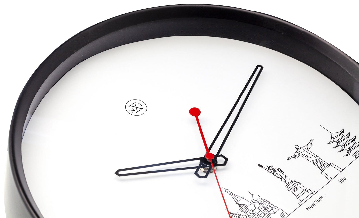 Een moderne wandklok met zwart kader en witte wijzerplaat, waarop gestileerde wereldstad-iconen zijn afgebeeld. Rode wijzers en een minimalistisch ontwerp maken deze klok ideaal voor een wereldreis- of reisgezinsinterieur.