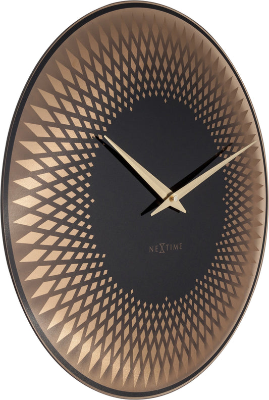 Een elegante wandklok met goudkleurige diamantpatronen en zwarte centrale wijzerplaat, voorzien van gouden wijzers en het merk 'NEXTIME'. Perfect voor moderne interieurs en als decoratief element in woon- of kantoorruimtes.