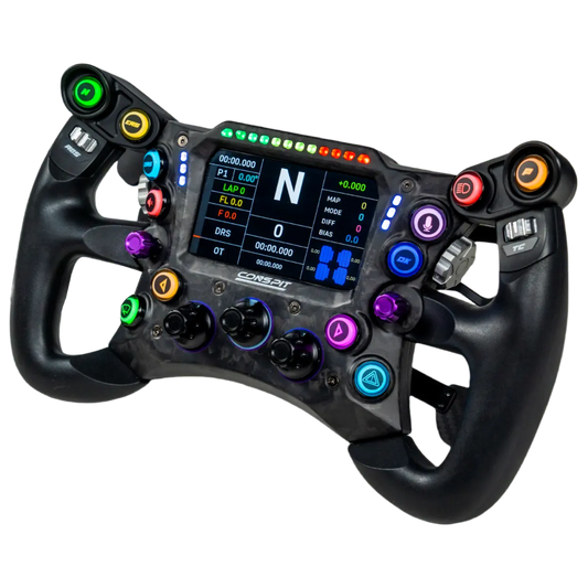 Zwart racestuur met kleurrijke knoppen en digitale display, speciaal ontworpen voor Formule 1 simulaties. Het heeft een carbonlook en is voorzien van meerdere bedieningsknoppen voor realistische race-ervaring.