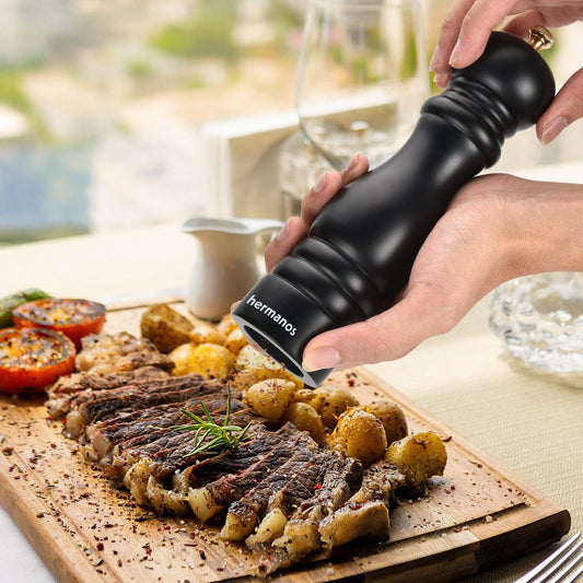 Gegrilde steak met peper en aardappelen op houten plank