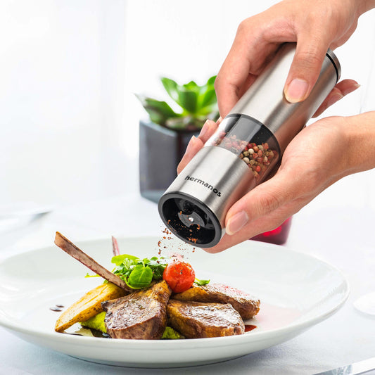 Gegrilde steak met peper en aardappelen op houten plank