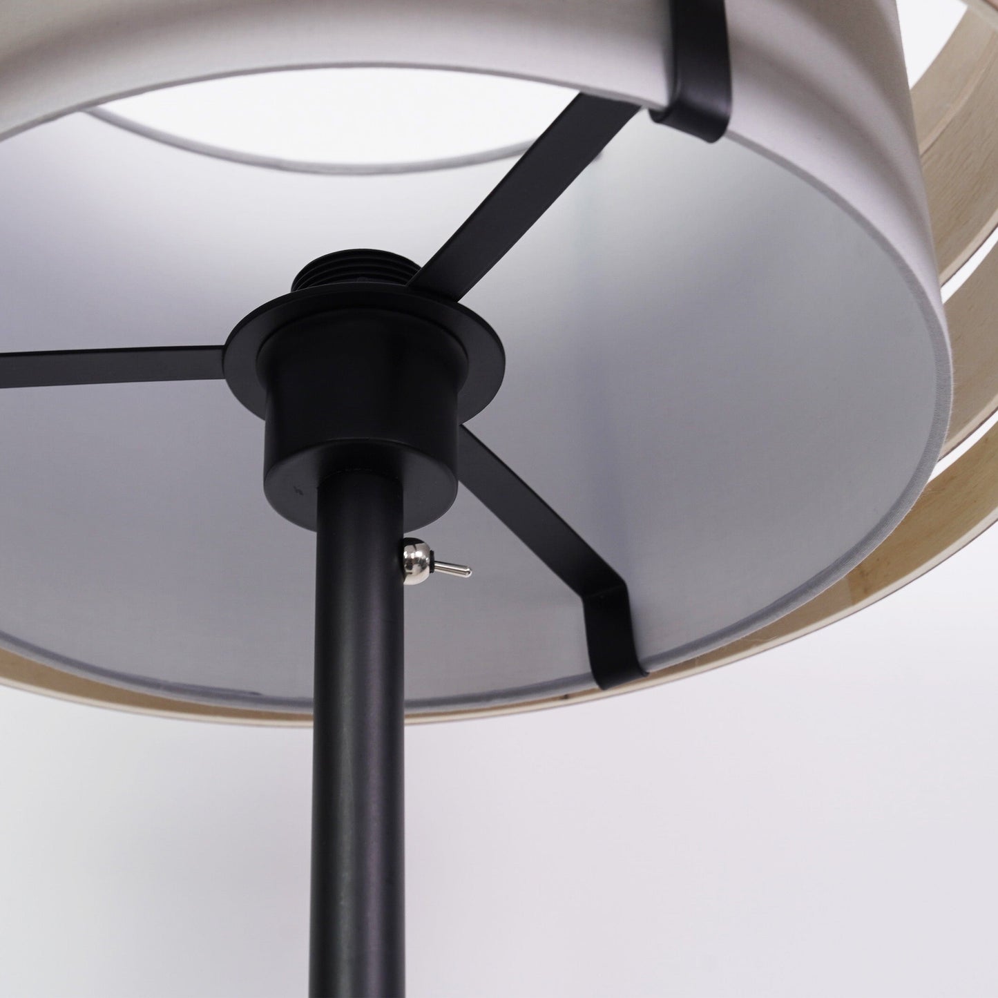 Zwarte ronde elektronische klok met batterijhouder