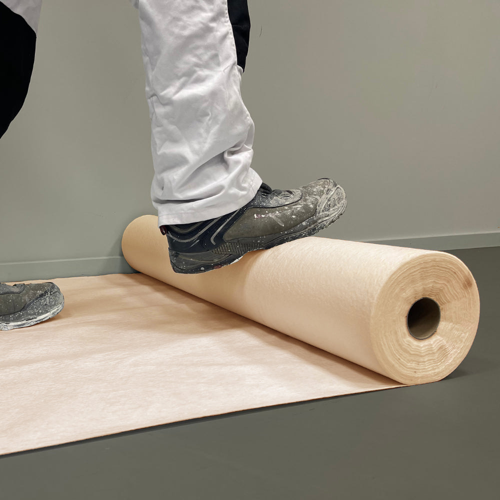 Een rol Perfect Cover, beige, met witte label en pictogrammen, geschikt voor tafeldekking en decoratieve doeleinden in feest- en evenementenruimtes.