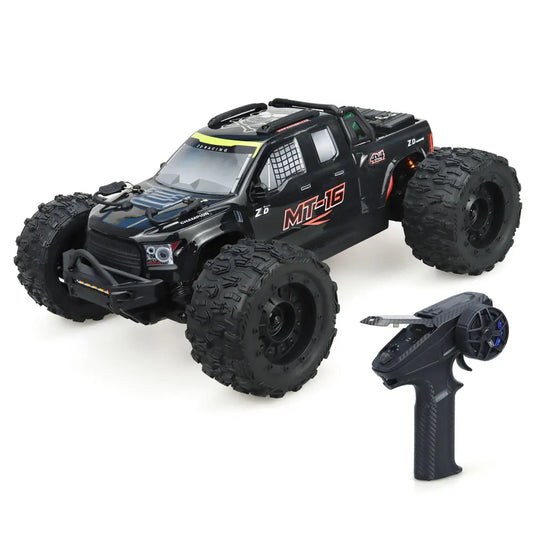 Oranje en blauwe RC monstertruck met grote zwarte banden en zichtbare "MT-16" sticker, geplaatst naast zijn zwarte stuurunit voor speelplezier op zach