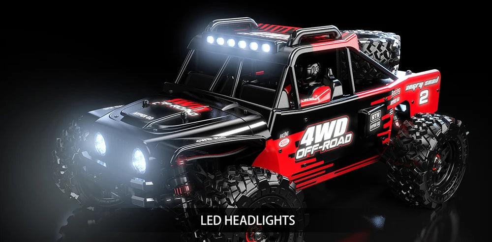 Een rood-zwarte 4WD off-road RC-tractor met grote knipperende koplampen en zwarte rubberen banden, uitgerust met een zwarte stuurunit en 2S/25C batter