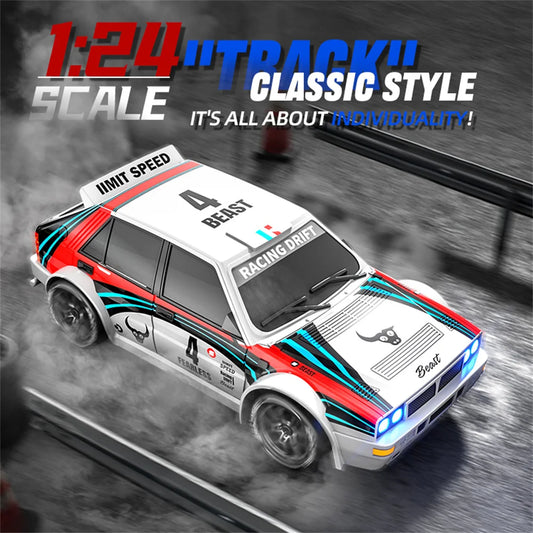 Een witte RC-rallyauto met rode en blauwe strepen, zwarte wielen en blauwe LED-verlichting, klaar voor drift- en race-avonturen. Inclusief stuur, extr