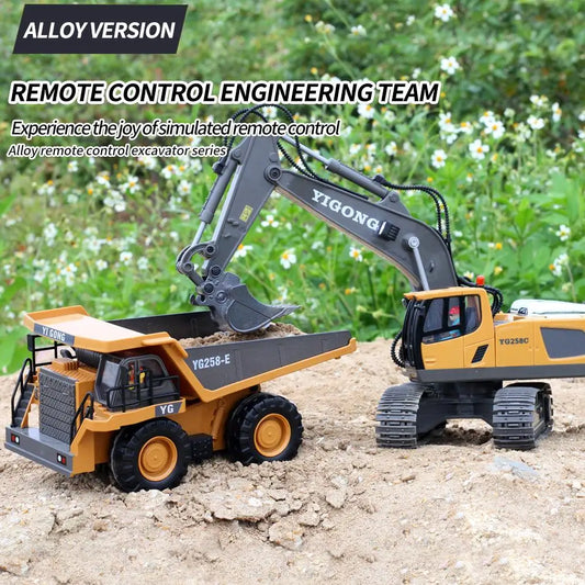 Grote gele en bulldozer met zwarte banden en metalen details, geplaatst op zand. Hand houdt oranje, geschikt voor kinderen die graag bouwspelletjes sp