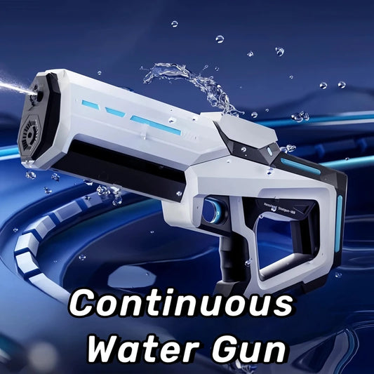 Een witte elektrische waterpistool met blauwe LED-verlichting, vastgehouden door een vrouw in jeans. Het speelgoed is voor kinderen en geschikt voor z