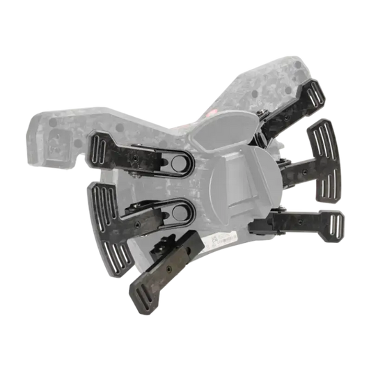 Zwarte, robuuste clip-on voetpedalen met gaten voor montage, geschikt voor fietsen en scooters. Zichtbare schroefdetails en verstelbare voetplaten voor optimale grip en comfort.