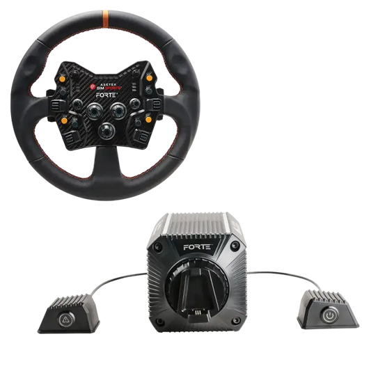 Zwart racestuur met carbonlook en oranje LED’s, voorzien van meerdere bedieningsknoppen en het merklogo. Onderaan zit een zilverkleurige pedaalset met duidelijke bedieningsknoppen voor simulatiespelletjes.