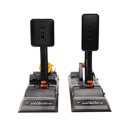 Zwart metalen racepedalen met oranje verstelbare schroeven en rode LED-verlichting, speciaal ontworpen voor race-game-simulatie. Gebruik voor realistische stuurervaring in virtuele racen.
