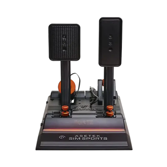 Zwart racepedaal met oranje details en textuur voor betere grip, geschikt voor racegames. Gebruik voor realistische stuurervaring in simulaties en gaming.