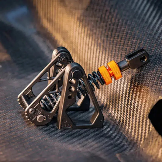 Zwart 3D-printer extruder met oranje knoppen en metalen stang, geïntegreerd met een printplaat en elektronica. Geschikt voor DIY-printers en 3D-printing projecten.