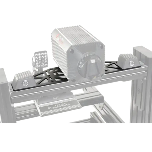Zwart metalen racestuur met ingebouwde LED-verlichting en powerknop, geïntegreerd in een racestuurstandaard voor simulaties. Geschikt voor racestuurtraining en gaming met realistische feedback.