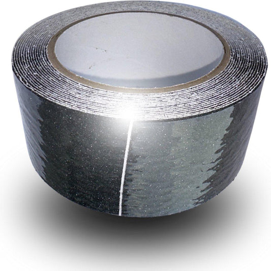Zwart ronde rol van AVQID anti-slip tape, 5 cm breed en 5 meter lang, met zichtbare zilverkleurige rand en witte tekst op de bovenkant. Geschikt voor veilige vloeren en meubels in huishoudelijk gebruik.