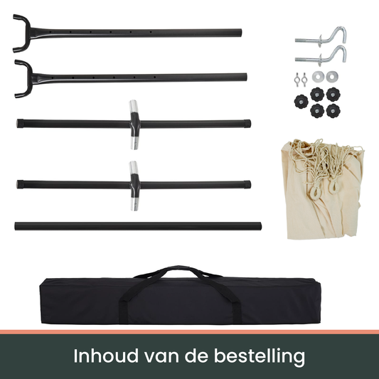 Een crèmekleurige hangmat met witte kabels hangt op een zwart metalen frame, ideaal voor ontspanning in de tuin of op het terras.