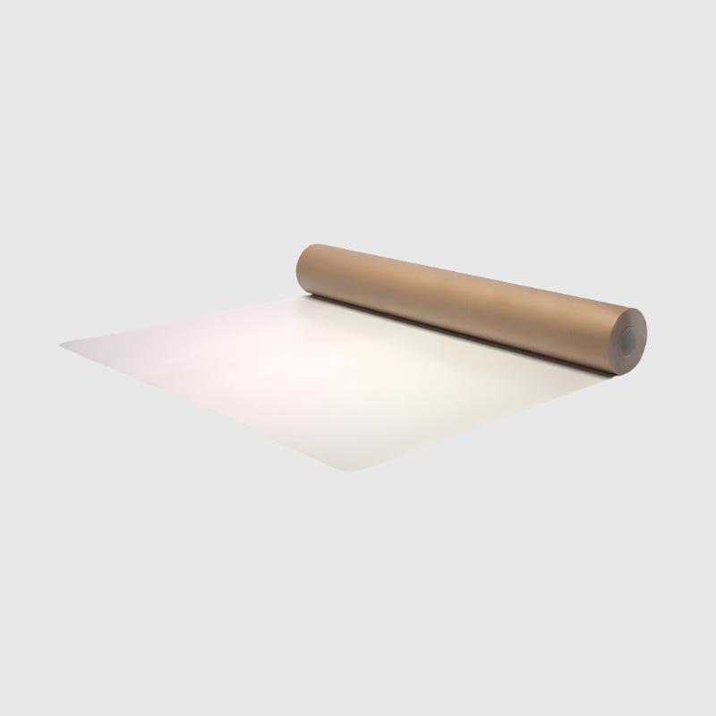 Een rol witte, glanzende folie met een bruine kartonnen kern, klaar voor gebruik in de verpakking van producten. Geschikt voor professionele verpakking en bescherming van goederen.