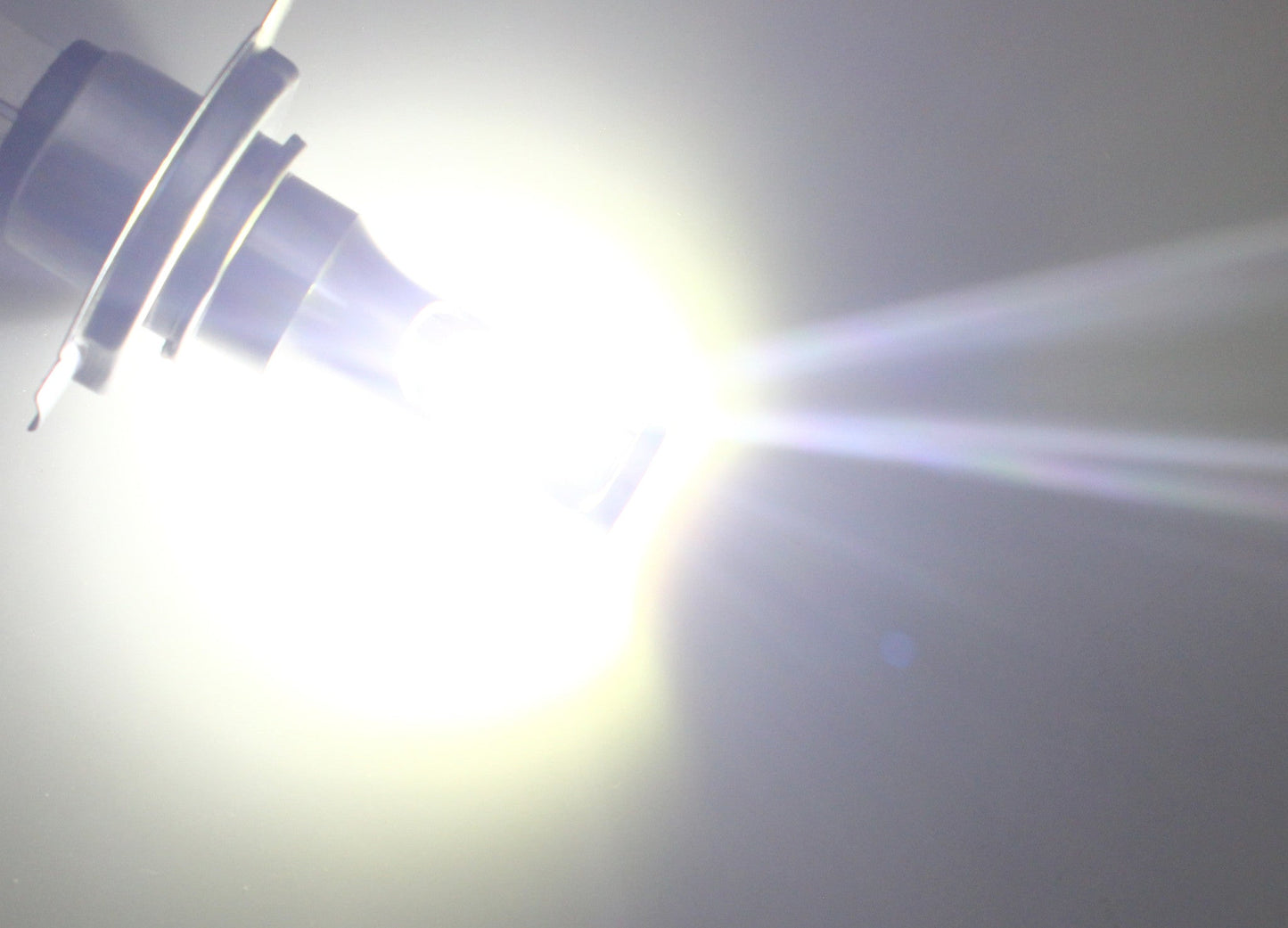 Zilverkleurige LED-auto-lampen met zichtbare gele chips en metalen behuizing, geschikt voor verlichting in auto’s en motorfietsen. Compacte ontwerp met schroefdraad voor eenvoudige installatie.