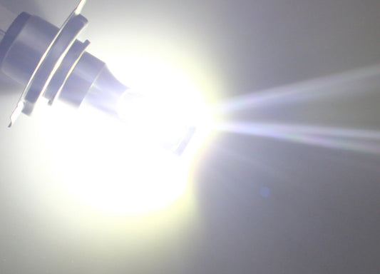 Zilverkleurige LED-auto-lampen met zichtbare gele chips en metalen behuizing, geschikt voor verlichting in auto’s en motorfietsen. Compacte ontwerp met schroefdraad voor eenvoudige installatie.