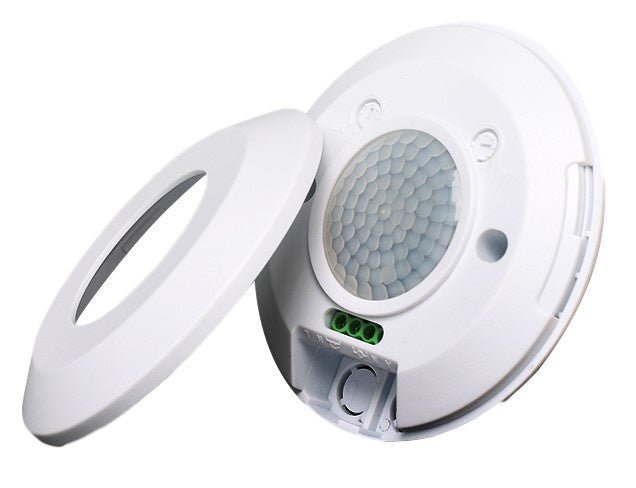 Een witte, ronde bewegingssensor met een hexagonaal patroon op de glazen lens, geschikt voor automatische verlichting in huishoudens en commerciële ruimtes.