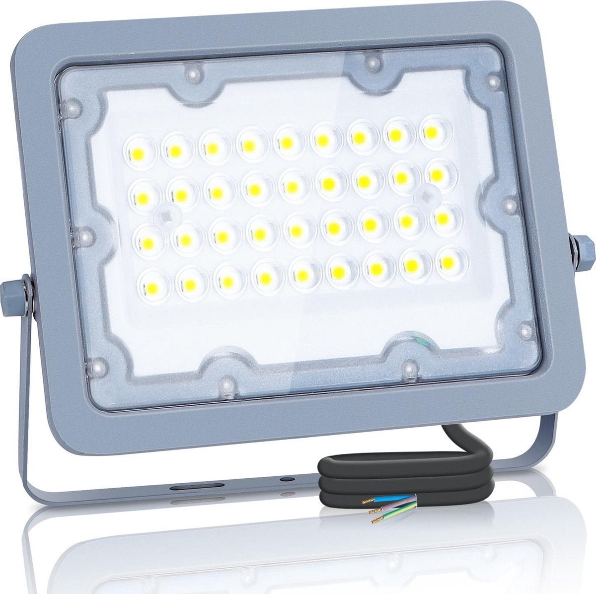 Grijs LED-stralingslamp met zichtbare LED-chip en zwarte kabel met gele label, geschikt voor buitenverlichting en industriële toepassingen.