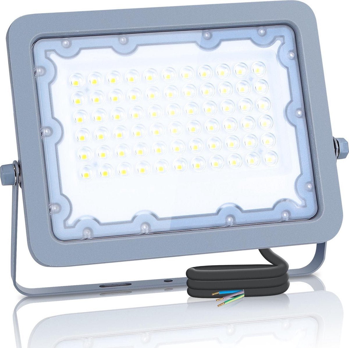 Grijze LED-stralingslamp met zichtbare LED’s en zwart kabel met gele aansluiting, geschikt voor buitenverlichting en industriële toepassingen.