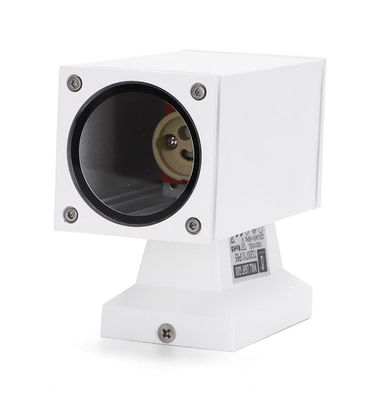 Een witte, rechthoekige wandlamp met een strak, modern ontwerp en zichtbare montagebeugel. Geschikt voor gebruik in de tuin of op de veranda, met een robuust aluminium frame.