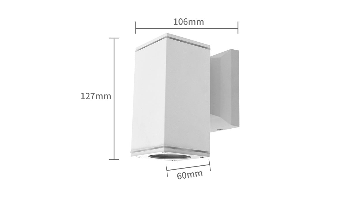Een witte, rechthoekige wandlamp met een strak, modern ontwerp en zichtbare montageplaat. Geschikt voor gebruik in de tuin of op de veranda, met een robuust aluminium frame.