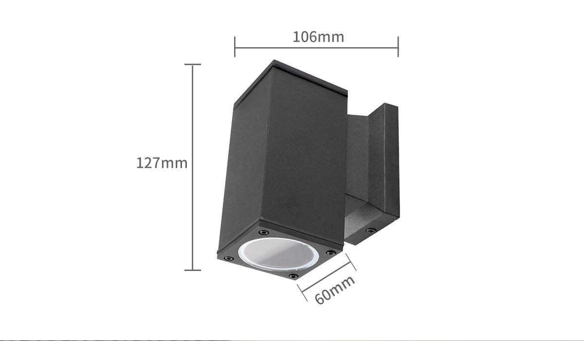 Zwart, vierkant buitenspot met glanzende metalen behuizing en witte diffuser. Geschikt voor moderne verlichting van terrassen en wanden.