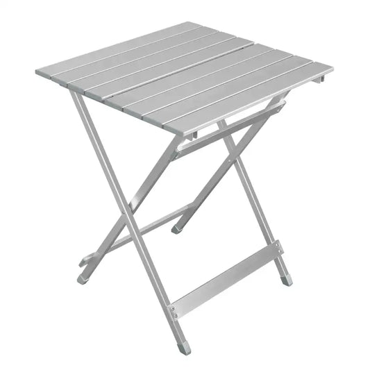 Zwarte vouwtafel met gestreepte blad en X-vormige poten, geschikt voor terras of tuin. Compact ontwerp voor buiten gebruik, met stevige metalen constructie.
