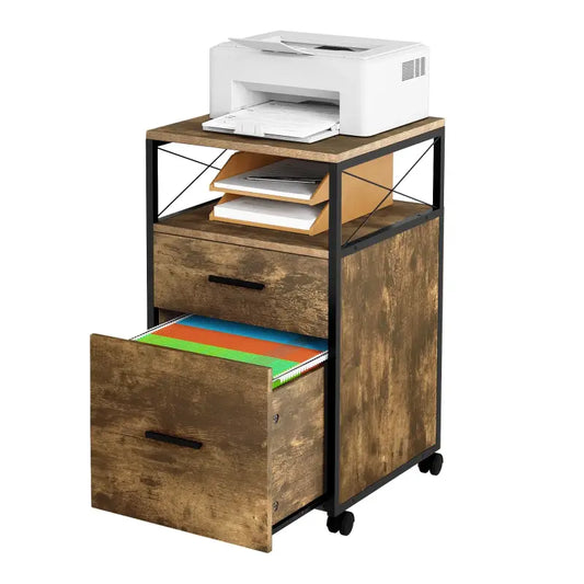 Een industriële houten bureau met twee laden en een bovenblad, voorzien van zwarte metalen frame en wieltjes, geschikt voor kantoor of thuiswerkplek.