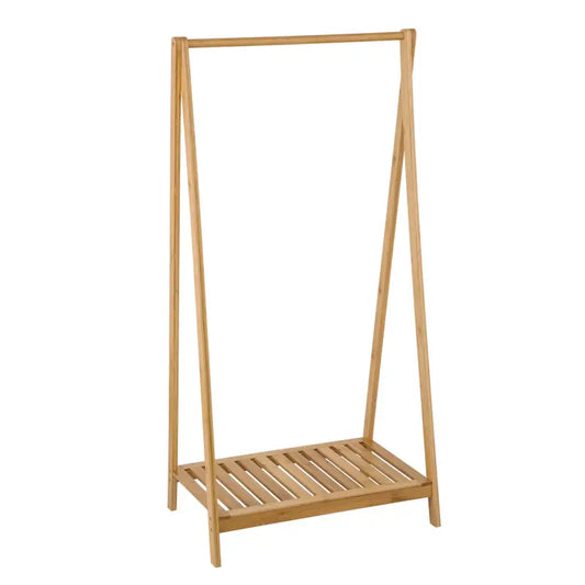 Een houten kledingrek met drie over elkaar hangende witte en lichtblauwe overhemden en een ondersteunende plank met sandalen, geschikt voor woonruimte of kantoor.