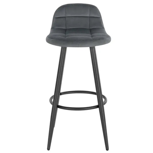 Grijze, gestoffeerde barstoel met kussens en zwart metalen poten, geschikt voor moderne keukens of bars. Stijlvol design voor comfortabele zitplek in woon- of eetruimte.