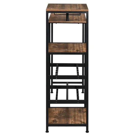 Een industriële wijnrek met houten planken en zwart metaal, voorzien van schuine houten planken en speciale houders voor wijnflessen. Ideaal voor wijnopslag in de keuken of woonkamer.