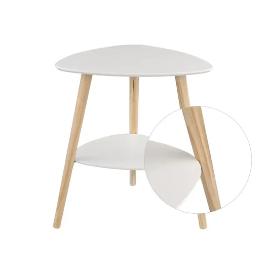 Een witte, driehoekige bijzettafel met houten poten en een onderste laag, versierd met een plant in een glazen vaas en een witte koffiekop. Ideaal voor moderne woonkamerdecoratie of als nachtkastje.