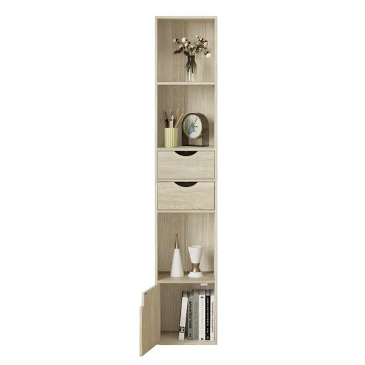 Een lichtgekleurd, houtlook kastje met open vakken, twee laden en een deur, geschikt voor slaapkameropslag of kleine kantoorruimte. Modern ontwerp met minimalistische lijnen en zwarte handgrepen.