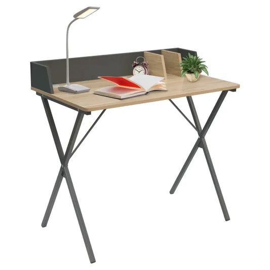 Een moderne schrijftafel met licht houten blad en donkergrijze X-vormige metalen poten, voorzien van een privacywand voor thuiswerken of studie. Ideaal voor een minimalistisch kantoor of studiehoek.