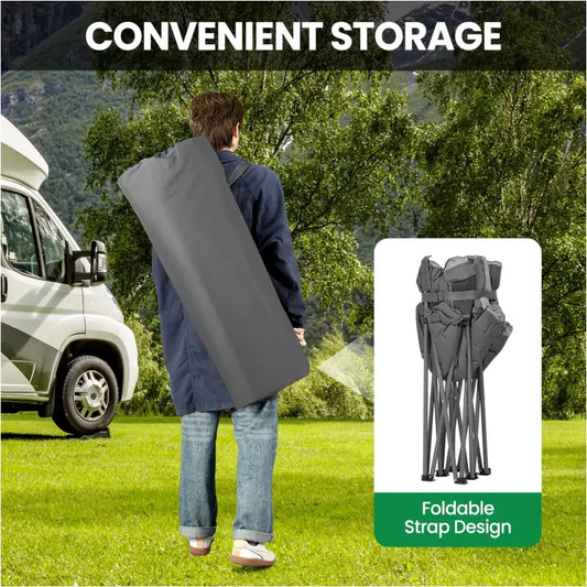 Grijze vouwstoel met opgevulde bekleding en metalen frame, inclusief opgerolde tas. Ideaal voor kamperen en buitenactiviteiten.