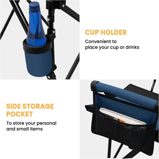 Blauwe vouwstoel met zwart frame, voorzien van armleuningen en drinkhouder, naast opgevouwen tas. Ideaal voor kamperen en outdoor-activiteiten.