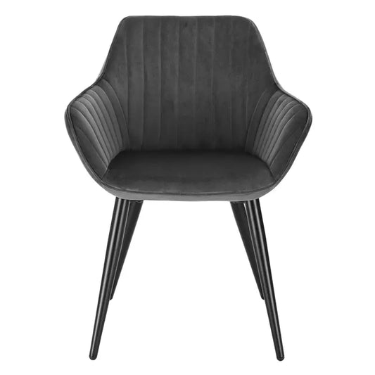 Een moderne, donkergrijze fluwelen stoel met verticale rimpelingen en zwarte, gestileerde poten, ideaal voor een stijlvolle eetkamer of woonkamer. Perfect voor comfortabele zitgelegenheden in een moderne interieurstijl.
