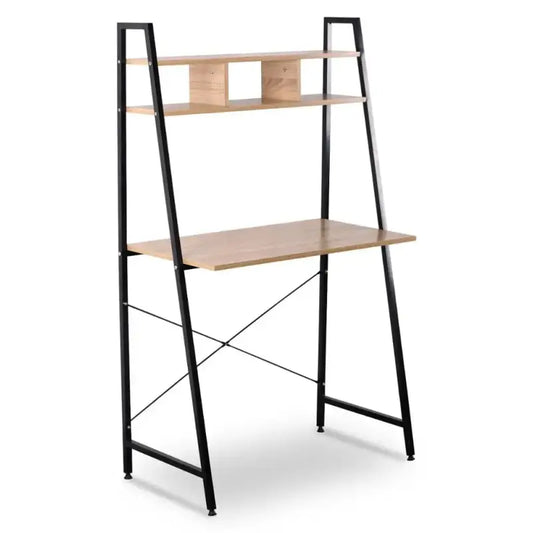 Een witte, ladderstijl schrijftafel met houten blad en planken, voorzien van een groene plant, boeken en een open boek. Ideaal voor thuiswerk of studie in een moderne, minimalistische kamer.