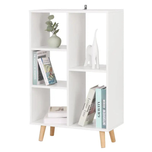 Een witte, minimalistische boekenkast met houten poten, geschikt voor moderne woonruimtes. Ideaal voor het opbergen van boeken, decoraties of kleine items in een stijlvolle, lichte omgeving.