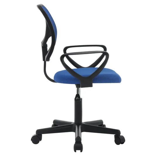 Blauwe mesh kantoorkruk met zwart frame, verstelbare armleuningen en wieltjes, geschikt voor comfortabele werkomgevingen. Ideaal voor thuiswerken of kantoor gebruik.