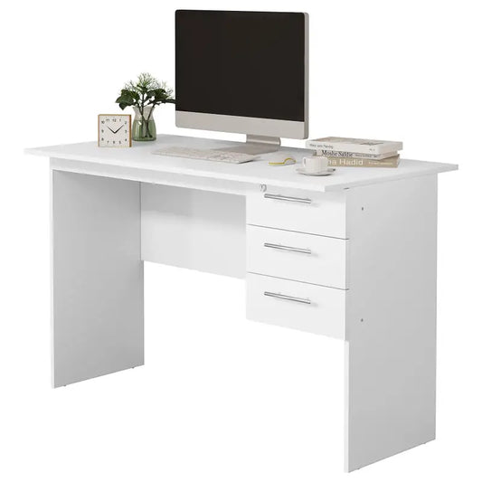 Een witte bureau met drie laden, voorzien van zilverkleurige handgrepen en een slot op de bovenste la. Geschikt voor thuiswerken of kantoor gebruik, met een minimalistisch en functioneel ontwerp.